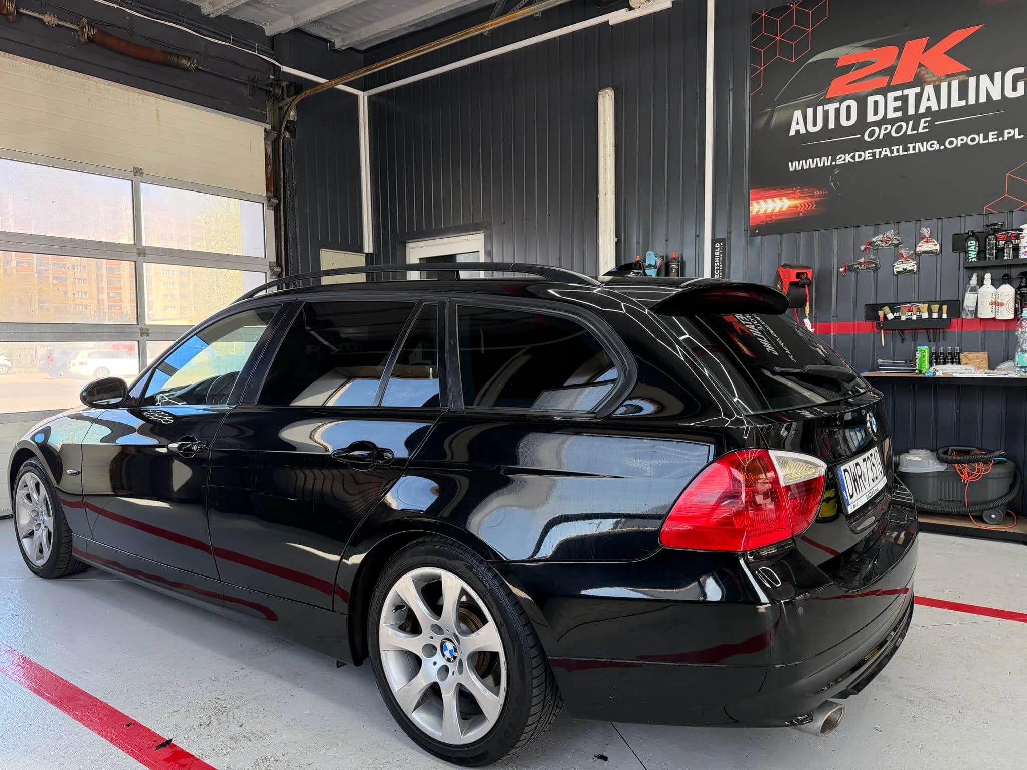 Profesjonalne przyciemnianie szyb samochodowych w Opolu – BMW E91 po montażu folii premium.