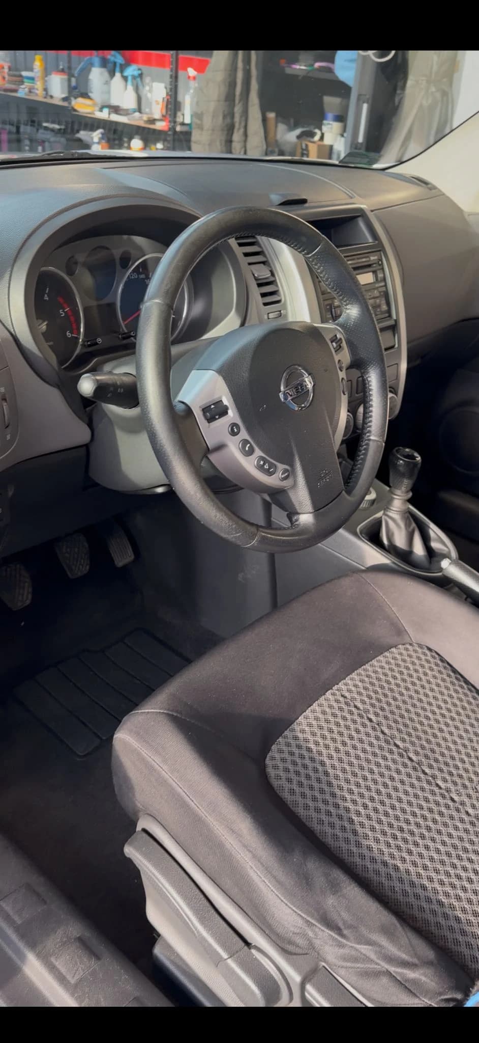 Zdjęcie przed i po usłudze: Brudna tapicerka samochodowa przed praniem ekstrakcyjnym w Opolu | Tapicerka wyczyszczona i zaimpregnowana – detailing wnętrza w 2K Auto Detailing Opole.