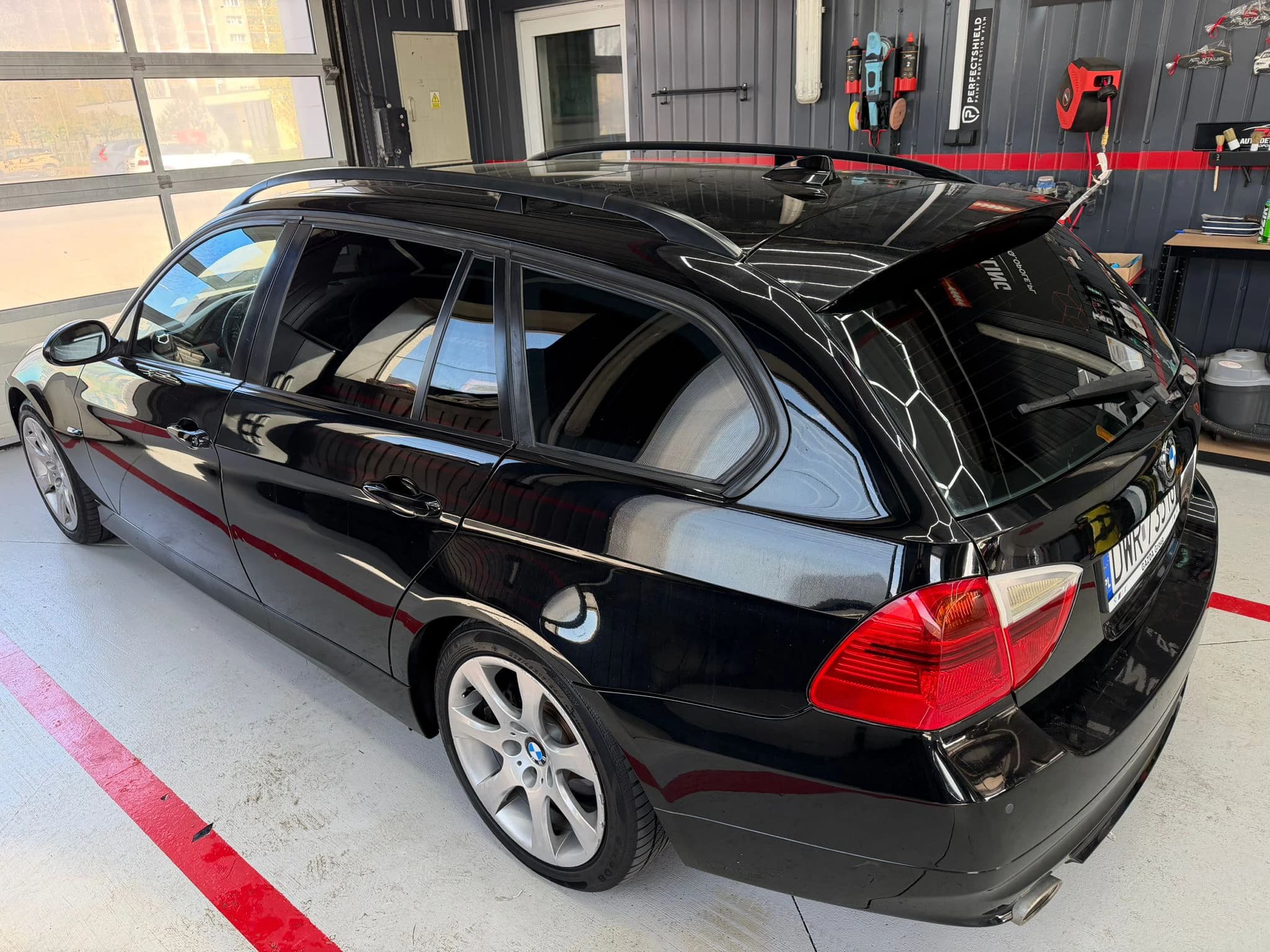 Zdjęcie przed i po usłudze: Samochód BMW E91 przed usługą profesjonalnego przyciemniania szyb w Opolu | BMW E91 po przyciemnieniu szyb folią premium – elegancja i ochrona UV.