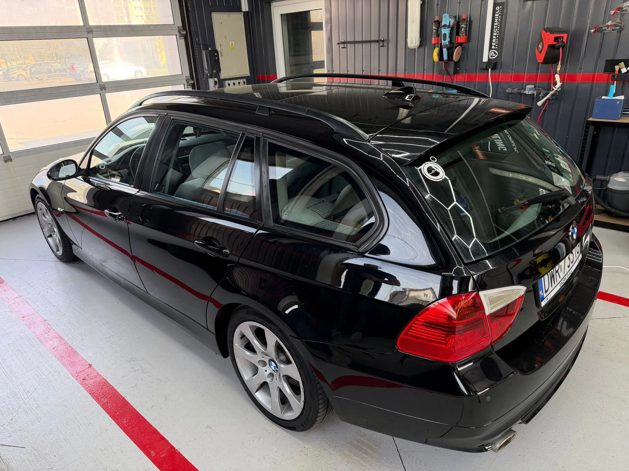 Zdjęcie przed i po usłudze: Samochód BMW E91 przed usługą profesjonalnego przyciemniania szyb w Opolu | BMW E91 po przyciemnieniu szyb folią premium – elegancja i ochrona UV.