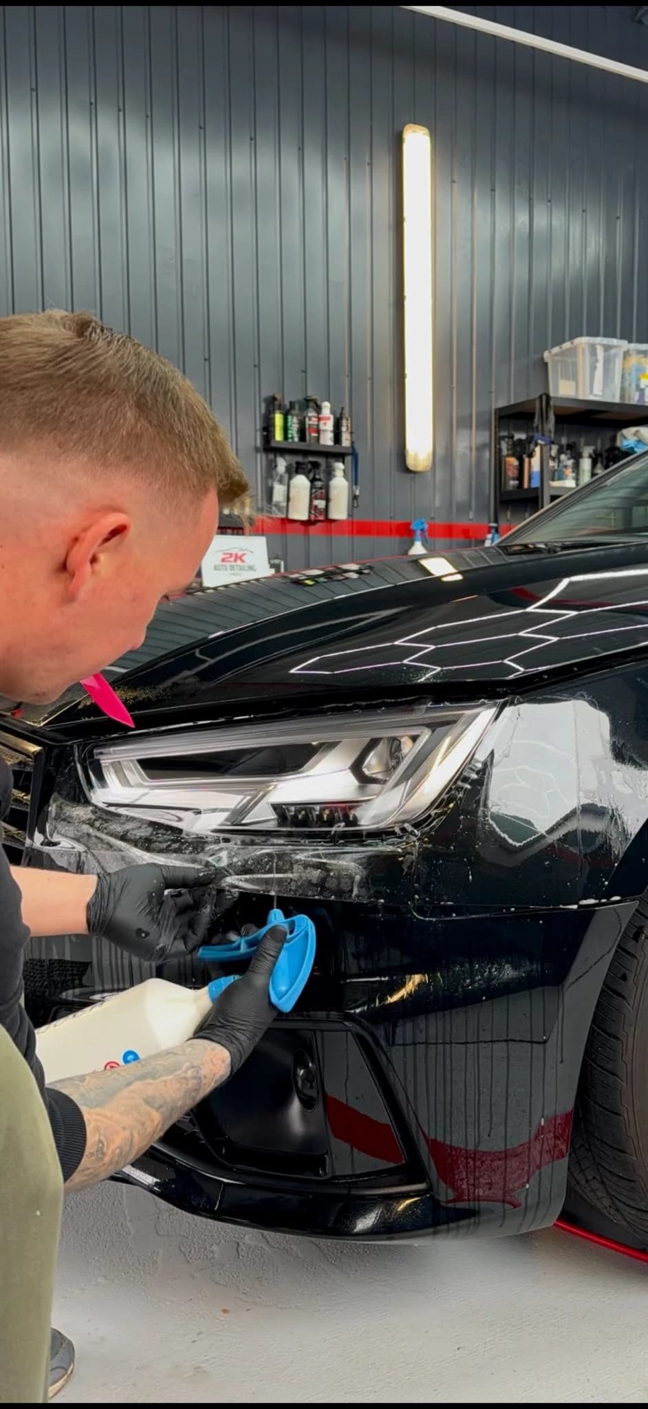 Oklejanie samochodu bezbarwną folią ochronną PPF – 2K Auto Detailing Opole.