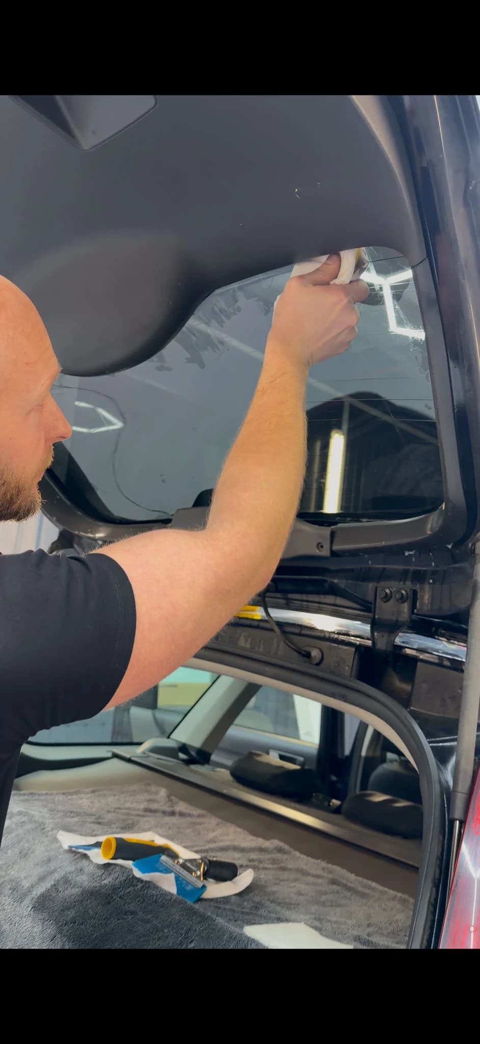 Montaż folii przyciemniających na szyby samochodowe – elegancja i ochrona przeciwsłoneczna.